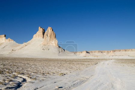 Impresionantes pináculos rocosos en vista al valle de Bozzhira, Kazajstán. Asia Central hito