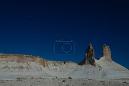Nachtszene mit den Felszinnen des Bozzhira-Tals in Kasachstan. Großes Sternbild Ursa