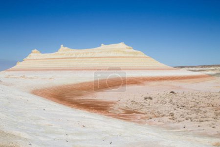 Foto de Monumento al desierto de Mangystau, área de Kyzylkup, Kazajstán. Formaciones de estratos rocosos - Imagen libre de derechos