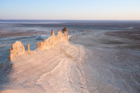Atemberaubende Mangystau-Landschaft, Kasachstan. Blick auf die Zinnen des Ak Orpa, Bozzhira-Tal. Wahrzeichen Zentralasiens
