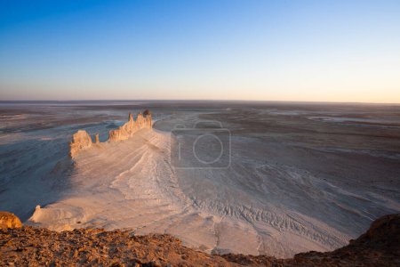 Atemberaubende Mangystau-Landschaft, Kasachstan. Blick auf die Zinnen des Ak Orpa, Bozzhira-Tal. Wahrzeichen Zentralasiens