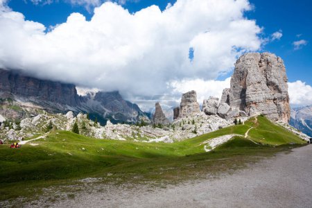 Cinq tours vue sur les sommets, dolomites italiennes. Zone du col de Giau
