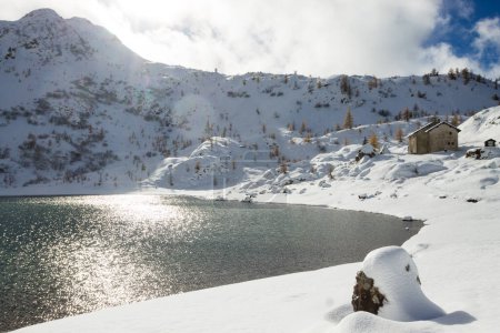 Beau petit lac alpin en hiver paysage de saison. Lac Erdemolo