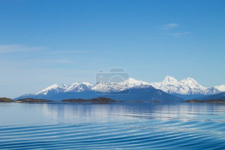 Navegación por canal Beagle, paisaje argentino. Tierra del Fuego