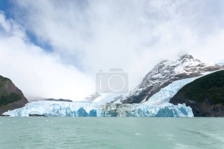 Vista del glaciar Spegazzini desde el lago Argentino, paisaje Patagonia, Argentina. Lago Argentino