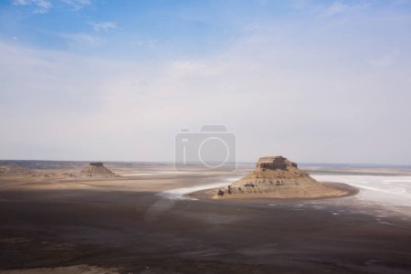 Foto de Paisaje de la región de Mangystau, depresión de Karyn Zharyk, Kazajistán. Asia Central paisaje - Imagen libre de derechos