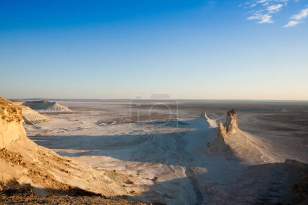 Schöne Mangystau-Landschaft, Kasachstan. Blick auf die Zinnen des Ak Orpa, Bozzhira-Tal. Wahrzeichen Zentralasiens