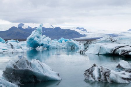 Lago glacial de Jokulsarlon, Islandia. Icebergs flotando en el agua. Islandia paisaje