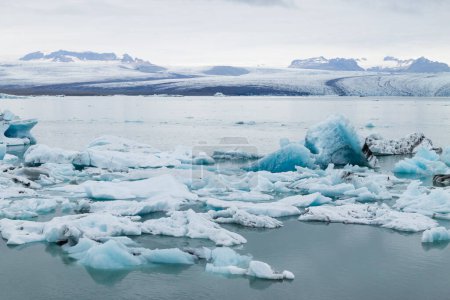 Lago glacial de Jokulsarlon, Islandia. Icebergs flotando en el agua. Islandia paisaje