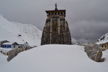 Verschneites Kedarnath-Tal im indischen Oberen Himalaya. Der Kedarnath-Tempel liegt in Uttarakhand, Indien. Der Tempel ist nur zwischen April und November geöffnet.