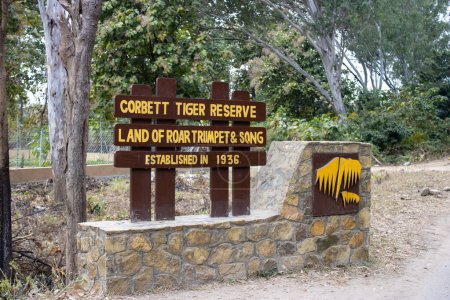 Téléchargez les photos : Voyage éducatif à travers les panneaux d'information de Corbett Tiger Reserve.Image de haute qualité - en image libre de droit