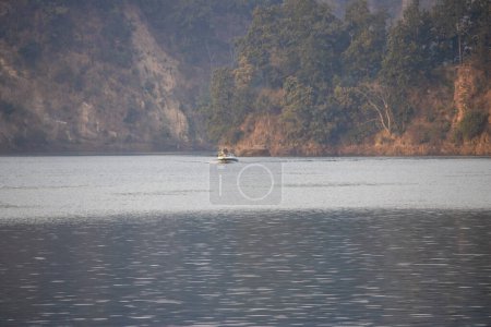 Foto de Belleza de los barcos de agua navegando con gracia los ríos de Uttarakman.Imagen de alta calidad - Imagen libre de derechos