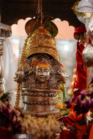 Kedarnaths Presencia Divina Capturada en Uttarakhands Majestic God Murti.Imagen de alta calidad