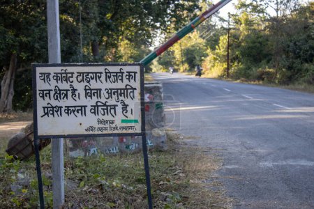 Téléchargez les photos : Dehradun, Uttarakhand Inde-17 août 2023- Naviguer dans la nature avec vigilance, Corbett Tiger Reserves est monté à bord des commandements d'alerte. - en image libre de droit