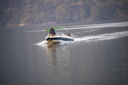 Téléchargez les photos : Dehradun, Uttarakhand Inde-17 août 2023- Beauté des bateaux naviguant gracieusement sur les rivières Uttarakhands Image de haute qualité - en image libre de droit