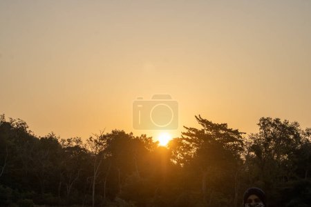 Découvrez la magie de l'aube alors que les levers de soleil peignent Uttarakhands sky 