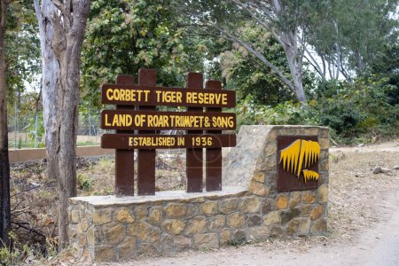 Téléchargez les photos : Dehradun, Uttarakhand Inde-17 août 2023- Voyage éducatif à travers Corbett Tiger Reserves conseils d'information.Image de haute qualité - en image libre de droit