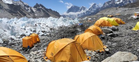 Gelbe Zelte auf dem Everest Base Camp in Gorak Shep in Nepal