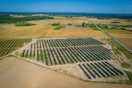 Sonnenkollektoren parken Luftaufnahmen. Photovoltaik, alternative Stromquelle - Konzept nachhaltiger Ressourcen, grüner, erneuerbarer Strom