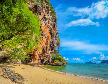 Téléchargez les photos : Plage de sable, ciel bleu, eau claire à la plage de grotte de Phra Nang, Railay, province de Krabi, Thaïlande - en image libre de droit