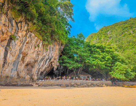 Téléchargez les photos : Plage de Phra Nang avec le restaurant Grotto parmi les falaises avec vue sur la mer à Railay Beach, province de Krabi, Thaïlande - en image libre de droit