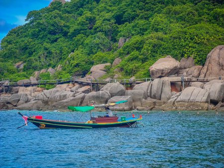 Foto de Barco tradicional tailandés frente a la isla paradisíaca de Koh Nang Yuan en Koh Tao, Tailandia. Foto del mar del próximo barco - Imagen libre de derechos