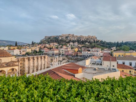 Die Akropolis von Athen in Griechenland. Blick auf die Stadt Athen mit dem Parthenon-Tempel auf dem Hügel an einem Sommertag