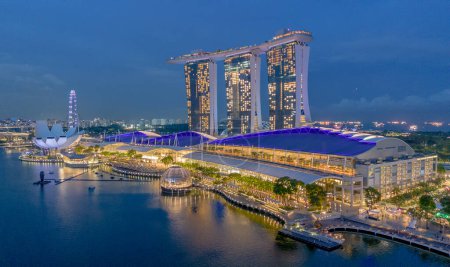 Foto de Vista aérea del paisaje urbano de Singapur al anochecer. Paisaje de Singapur Bahía Marina con edificios modernos y rascacielos por la noche - Imagen libre de derechos