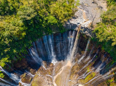 Téléchargez les photos : Vue aérienne d'en haut, vue imprenable sur la cascade de Tumpak Sewu avec de nombreux ruisseaux également connus sous le nom de Coban Sewu à Java Est, Indonésie - en image libre de droit