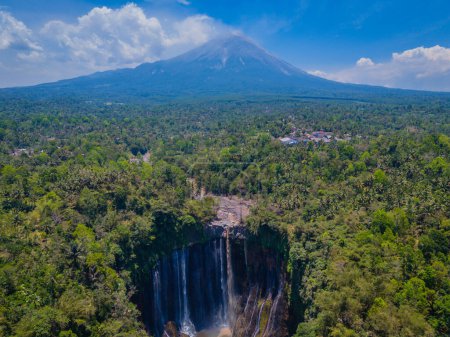 Téléchargez les photos : Vue aérienne de la cascade de Tumpak Sewu et du volcan Semeru et de la jungle à l'arrière-plan à Java Est, Indonésie - en image libre de droit
