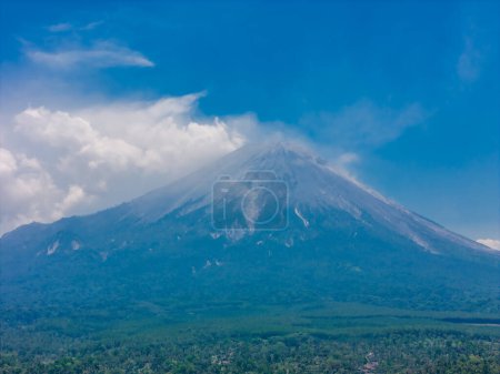 Téléchargez les photos : Vue aérienne de la montagne Semeru, ciel nuageux bleu et jungle près de la cascade Tumpak Sewu à Java, en Indonésie - en image libre de droit
