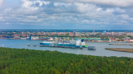 Téléchargez les photos : Vue aérienne de l'unité flottante de stockage et de regazéification du GNL. Le GNL au gaz naturel liquéfié INDEPENDENCE - Terminal d'importation de GNL en Lituanie. - en image libre de droit