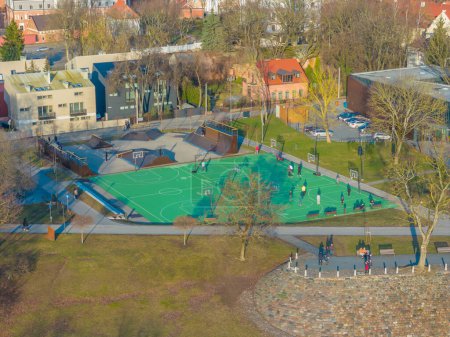 Foto de Cancha pública de baloncesto y parque de skate. Tops down aerial view photo with basketball players and skaters in it in Kaunas, Lithuania - Imagen libre de derechos