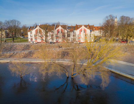 Foto de Vista aérea de las inundaciones de primavera en el centro de la ciudad. Terraplenes cubiertos, árboles en el casco antiguo de Kaunas, Lituania - Imagen libre de derechos