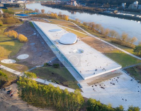 Luftaufnahme des Wissenschaftsmuseums, das auf der Insel Nemunas im Stadtzentrum von Kaunas entsteht. Museum, das Wissenschaftsinsel heißen wird