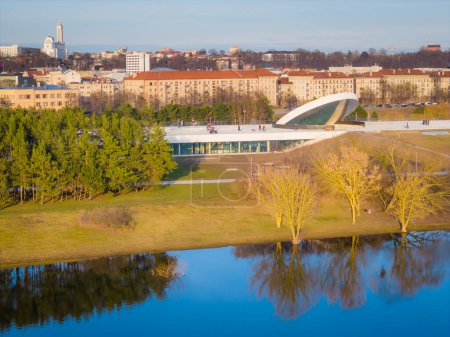Luftaufnahme des Wissenschaftsmuseums, das auf der Insel Nemunas im Stadtzentrum von Kaunas entsteht. Museum, das Wissenschaftsinsel heißen wird