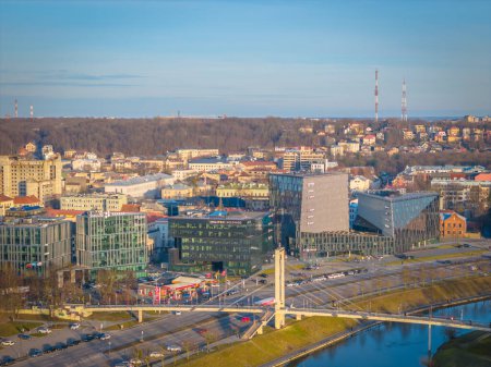 Foto de Kaunas, Lituania - 02 22 2024: Vista aérea del centro de la ciudad de Kaunas con rascacielos y modernos edificios de oficinas a orillas del río Nemunas - Imagen libre de derechos