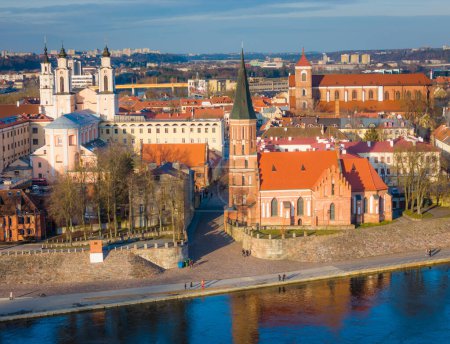 Foto de Casco antiguo de Kaunas, Lituania. Drone vista aérea del centro de la ciudad de Kaunas con muchas casas antiguas techo rojo, iglesias - Imagen libre de derechos