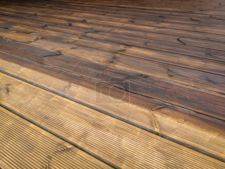 Terrasse en bois cannelé partiellement peinte et partiellement nettoyée imprégnée d'huile. Decking de planches en bois