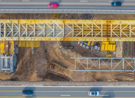 Foto de Carretera de construcción de carreteras. Vista aérea de la parte superior del dron de la carretera actualmente en construcción. Construyendo nuevos puentes sobre el río en Kaunas, Lituania. - Imagen libre de derechos
