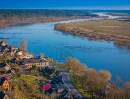 Foto de Vista aérea del dron de la ciudad de Vilkija. Un pequeño asentamiento en Lituania a lo largo del río Nemunas y la antigua carretera al mar Báltico. - Imagen libre de derechos