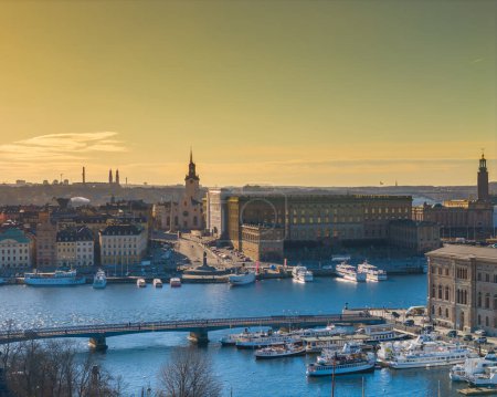 Stockholmer Altstadt - Gamla stan während eines Sonnenuntergangs. Luftaufnahme der schwedischen Hauptstadt. Drone top panorama photo