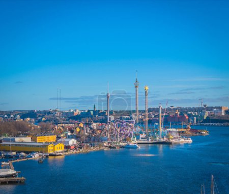 Parque de atracciones Grona Lund en Djurgarden, Estocolmo. Vista aérea de la capital sueca. Drone foto panorámica superior