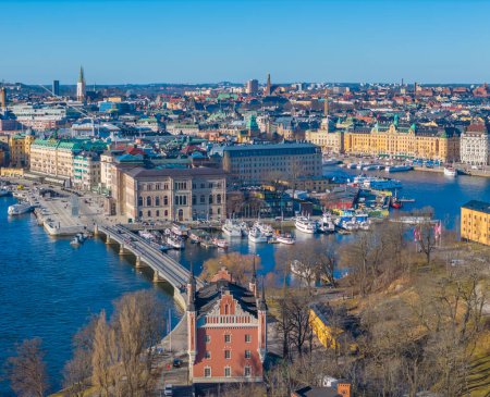 Stockholm old town Gamla stan, Skeppsholmen, Ostermalm (en inglés). Vista aérea de la capital sueca. Drone foto panorámica superior