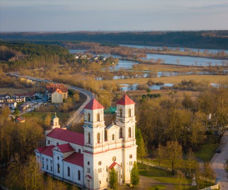 Foto de Ciudad de Raudondvaris, distrito de Kaunas. Vista aérea del dron de Santa Teresa de la iglesia del niño Jesús - Imagen libre de derechos