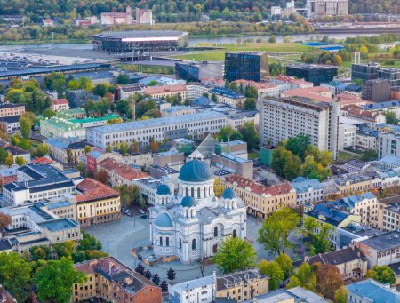 Foto de Vista aérea del paisaje del nuevo centro de Kaunas con la iglesia de San Miguel Arcángel Sobor en el centro. Drone foto - Imagen libre de derechos