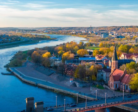 Foto de Panorama del casco antiguo de Kaunas, Lituania. Drone vista aérea foto del centro de la ciudad de Kaunas con muchas casas antiguas techo rojo, iglesias - Imagen libre de derechos