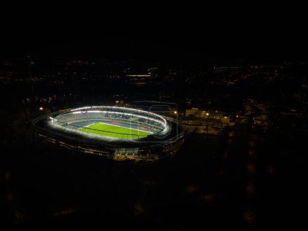 Foto de Kaunas Darius y el estadio Girenas por la noche con luces encendidas y partidos de fútbol en marcha. Vista aérea, foto del dron - Imagen libre de derechos