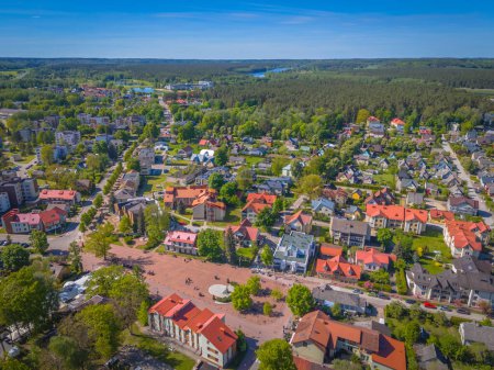 Luftaufnahme der Stadt Birstonas am Ufer des Flusses Nemunas in Litauen. Es ist ein kleines SPA-Resort mit natürlichem Mineralwasser.