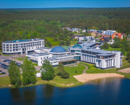 Luftaufnahme der Stadt Birstonas am Ufer des Flusses Nemunas in Litauen. Kleines SPA-Resort mit natürlichem Mineralwasser. Drohnenfoto
